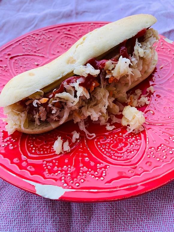 Hot dogi z kapustą kiszoną w domowej bułce