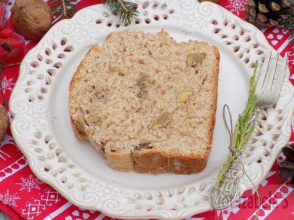 Cynamonowy drożdżowy chlebek z orzechami
