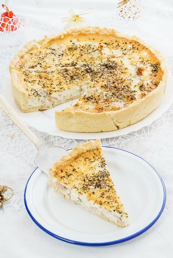 Serowa tarta z łososiem i kozim serem