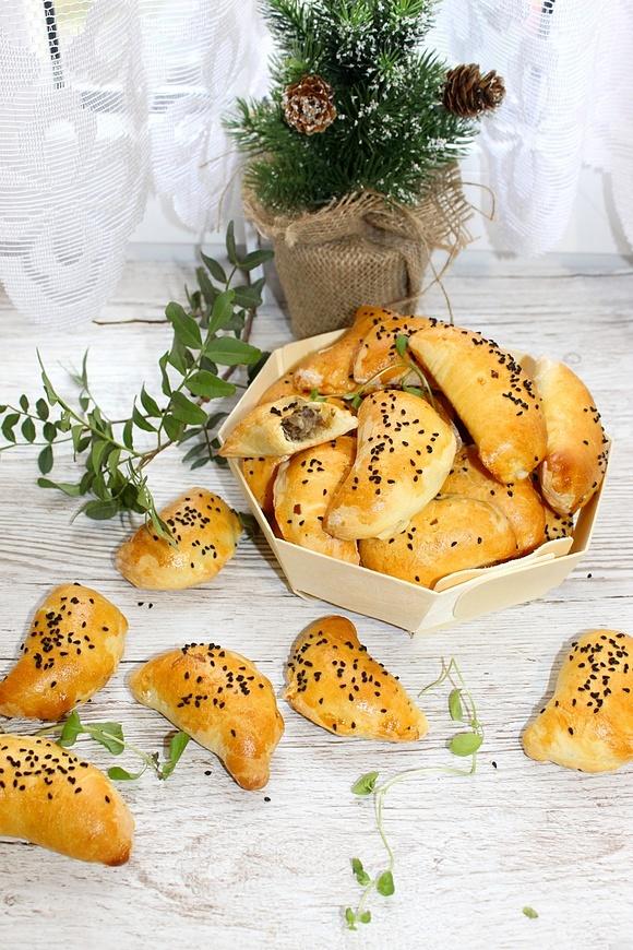 Drożdżowe pierożki z kapustą i grzybami