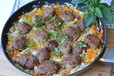 Klopsiki duszone w młodej kapuście