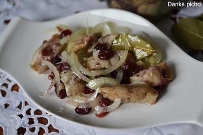Śledzie w oleju z żurawiną i cebulą