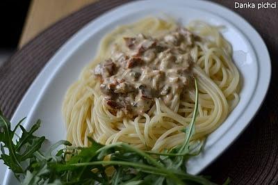 Spaghetti z rukolą i suszonymi pomidorami