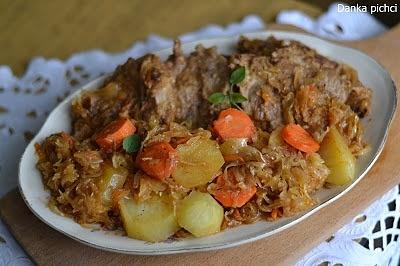 Karkówka duszona w kapuście kiszonej