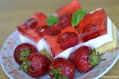 Ciasto truskawkowe z biszkoptem, bitą śmietaną i galaretką