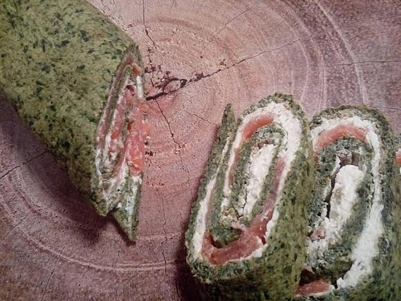 Rolada szpinakowa z wędzonym łososiem
