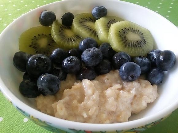 Owsianka na mleku migdałowym z kiwi i borówkami