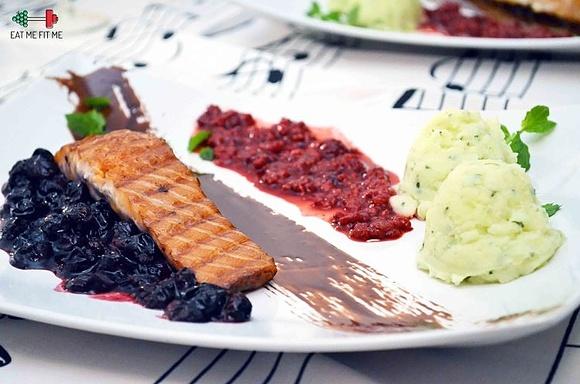 Grillowany łosoś z sosem malinowo-czekoladowym i miętowym purre