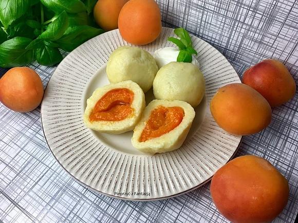 Knedle z morelami i śliwkami