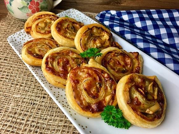 Rollsy z pieczarkami i serem