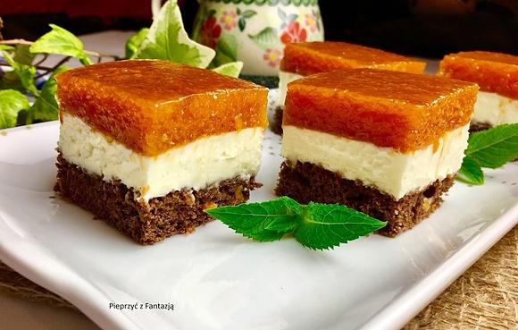 Sernik z mascarpone i musem morelowym