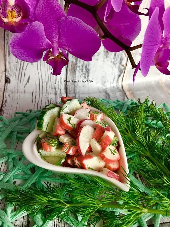 Sałatka z paluszków surimi, rzodkiewki i ogórka