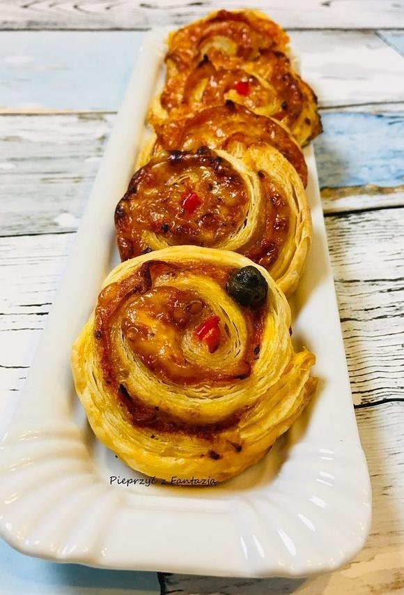 Przekąski roladki z ciasta francuskiego a’la pizza