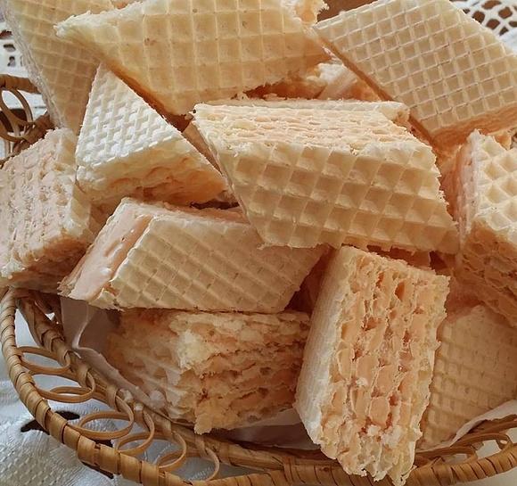 Domowe wafle z galaretką i mlekiem w proszku