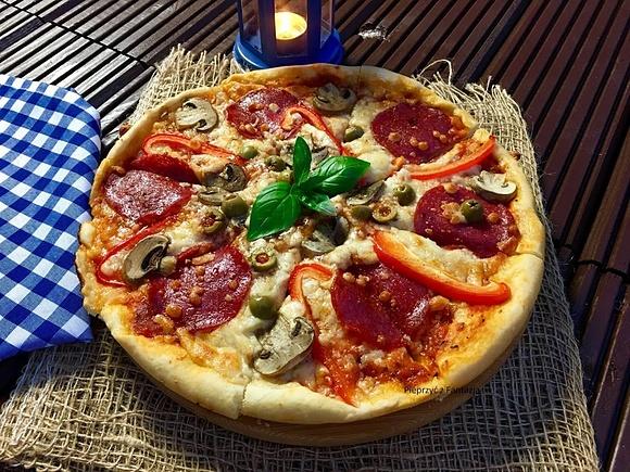 Ciasto na pizzę - przepis na chrupiące i elastyczne