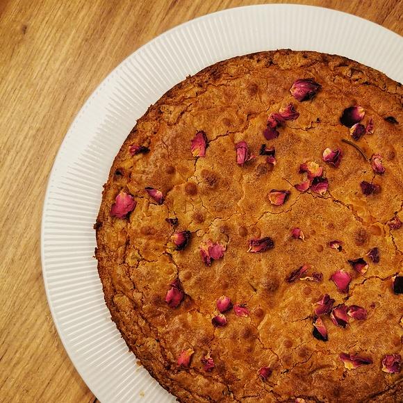 Blondie z różą i pistacjami