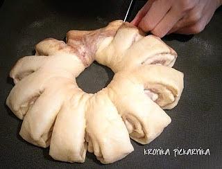 Dwukolorowy wieniec drożdżowy