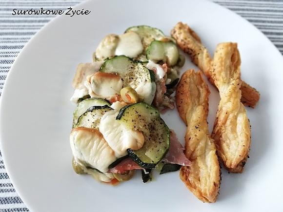 Cukinia z boczkiem fetą i oliwkami zapiekana z mozzarellą