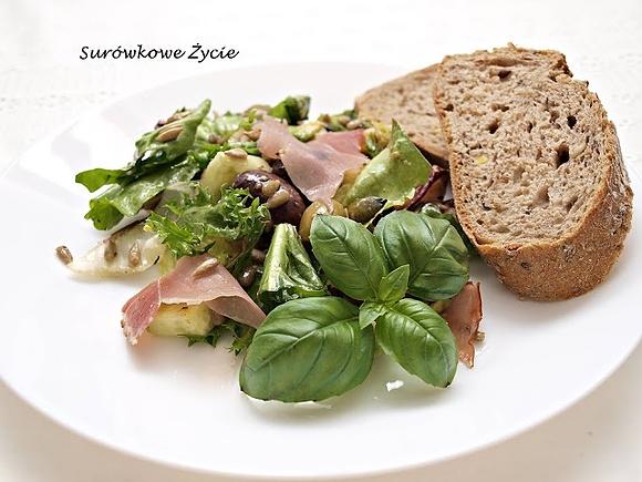 Miks sałat z szynką parmeńską, oliwkami, ziarnami słonecznika i pestkami dyni