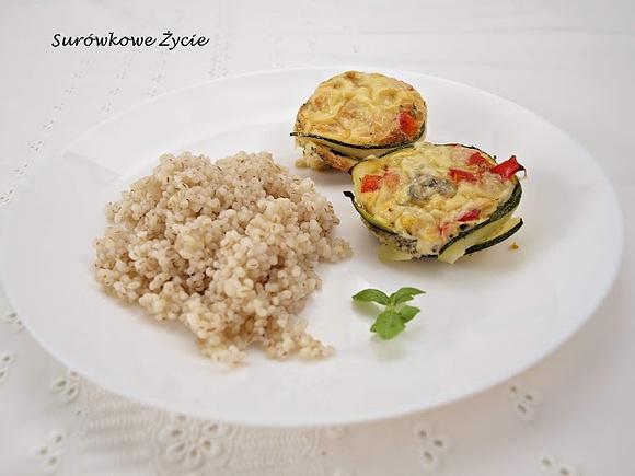 Wytrawne muffiny z cukinii, wędliny, oliwek i papryki