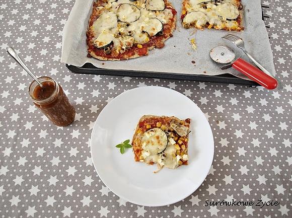 Pizza na razowym cieście z grillowaną cukinią, fetą, salami i oliwkami