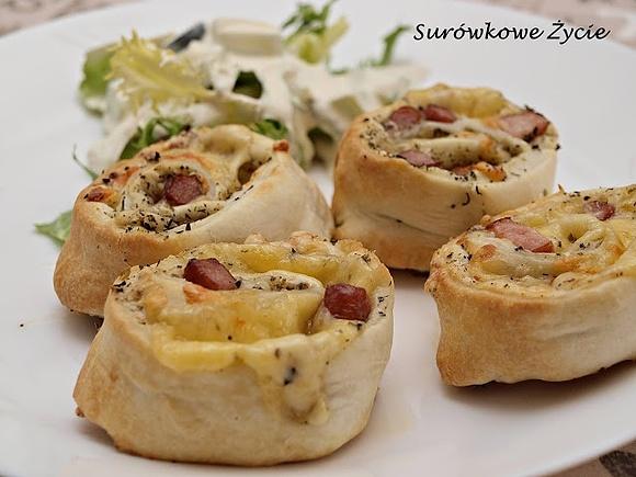 Pizzerinki z ciasta francuskiego na ciepło