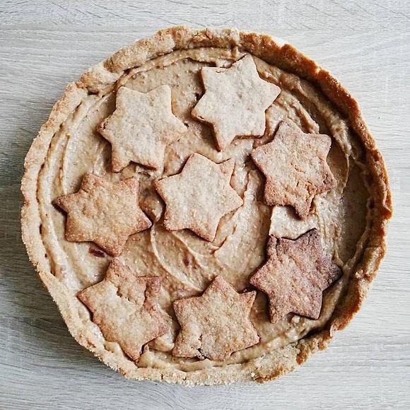 Tarta daktylowa z ciasteczkami imbirowymi