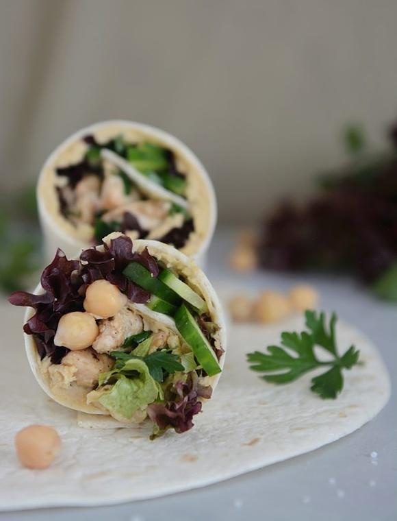 Tortilla z hummusem i kurczakiem