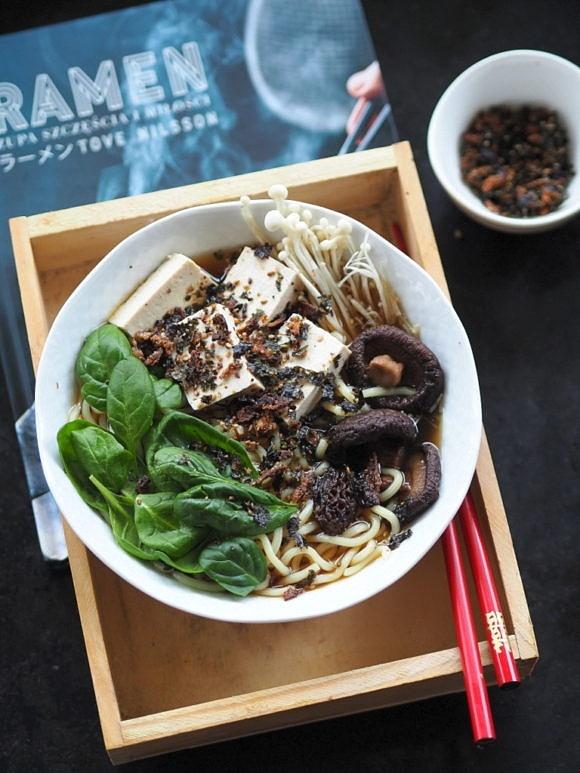 Ramen z tofu i grzybami – zupa japońska pełna smaku