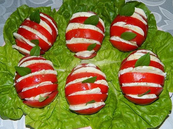 Pomidory z mozzarellą na sałacie