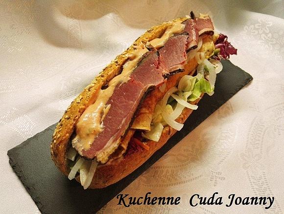 Kanapka ala Banh Mi z szynką pastrami i warzywami