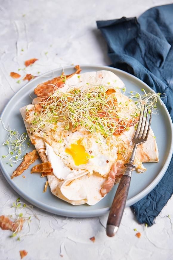 Śniadaniowa tortilla z chrzanowym serkiem jajkiem bekonem i kiełkami koniczyny