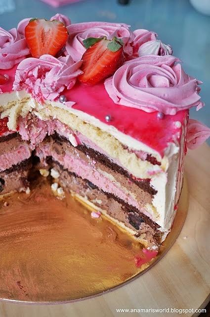 Malinowo-czekoladowy tort z różami bezowymi
