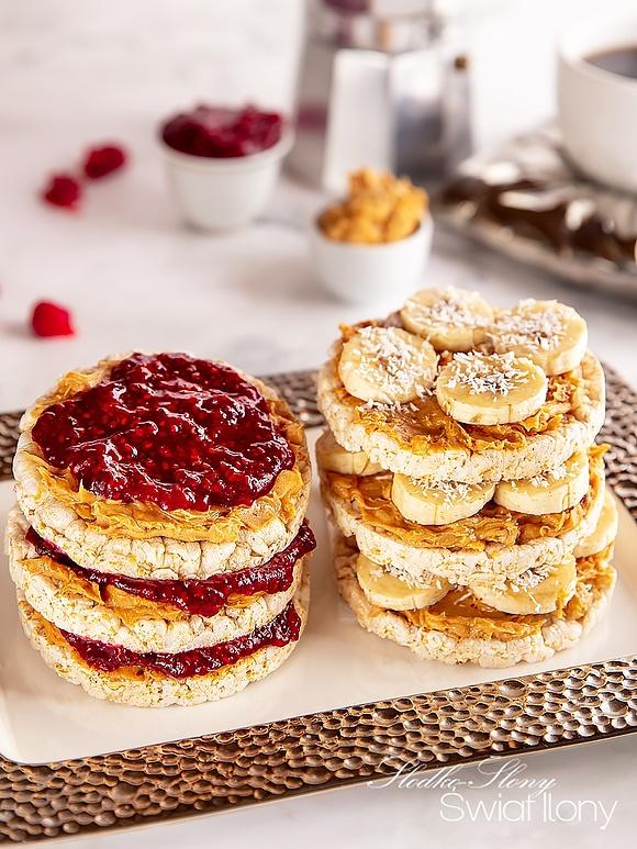 Wafle ryżowe z masłem orzechowym, malinami i bananami