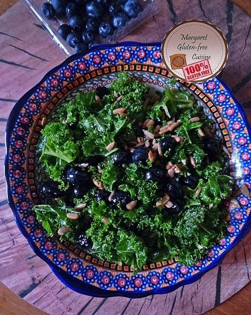 Jarmużowa sałatka z balsamicznym dressingiem