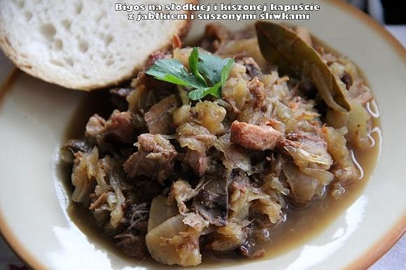 Bigos na słodkiej i kiszonej kapuście z jabłkiem i suszonymi śliwkami