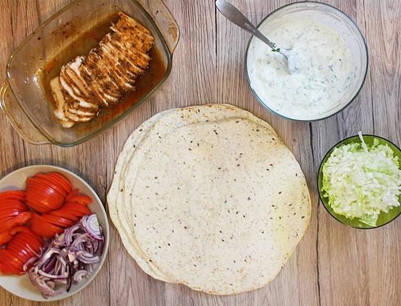 Tortilla gyros z indykiem i sosem tzatziki