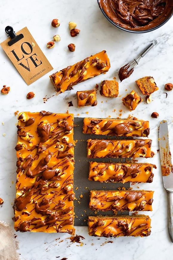 Domowe batony z karmelem i orzechami typu Twix lub Snickers