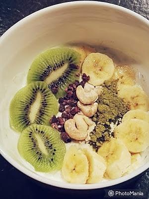 Jogurt matcha z owocami