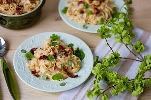 Carbonara z boczkiem i suszonymi pomidorami