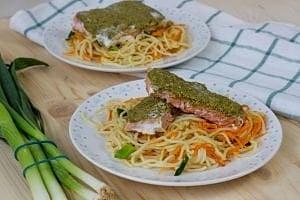 Łosoś z noodle i pesto cytrynowe