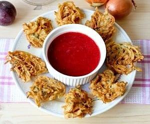 Cebulowe bhaji z sosem śliwkowym