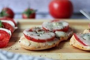 Pieczone piersi kurczaka z mozzarellą i pomidorami