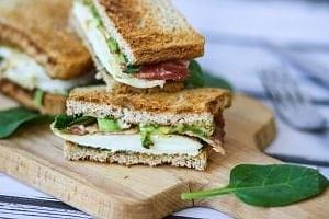 Tost z awokado, bekonem i jajkiem