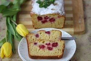 Yoghurt cake with raspberries