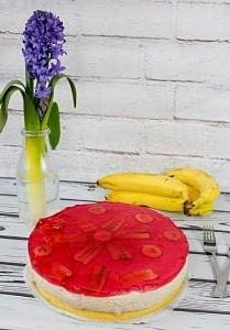 Bananowiec - ciasto bananowe z galaretką i śmietaną kremówką
