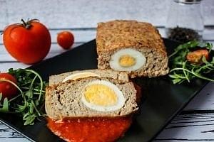 Mięso wędzone pieczeń z gotowanymi jajkami