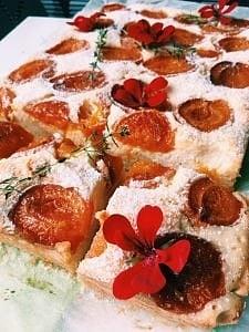 Lekki i puszysty ciasto owocowe z twarogiem i tymiankiem