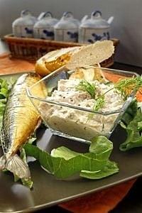 Hybryda z wędzonego makrela z sosem i przyprawami