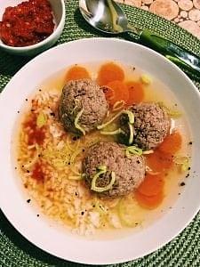 Aromatyczna zupa z kaczki z pulpecikami i kremem paprykowym